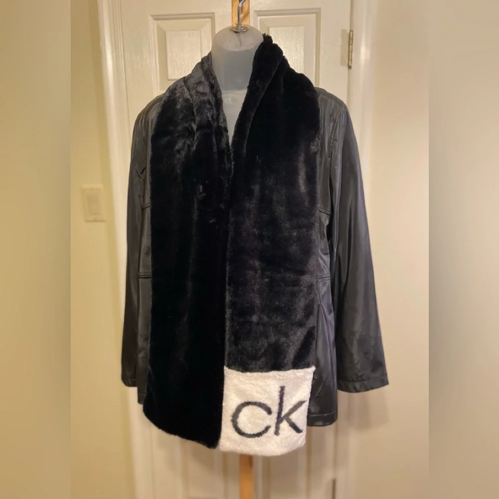 NWOT Calvin Klein - Unisex black/cream faux fur long scarf with CK logo